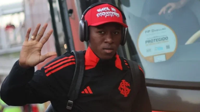 bolsonaro tem boa evolução, mas soluços e pressão alta voltam, informa carlos