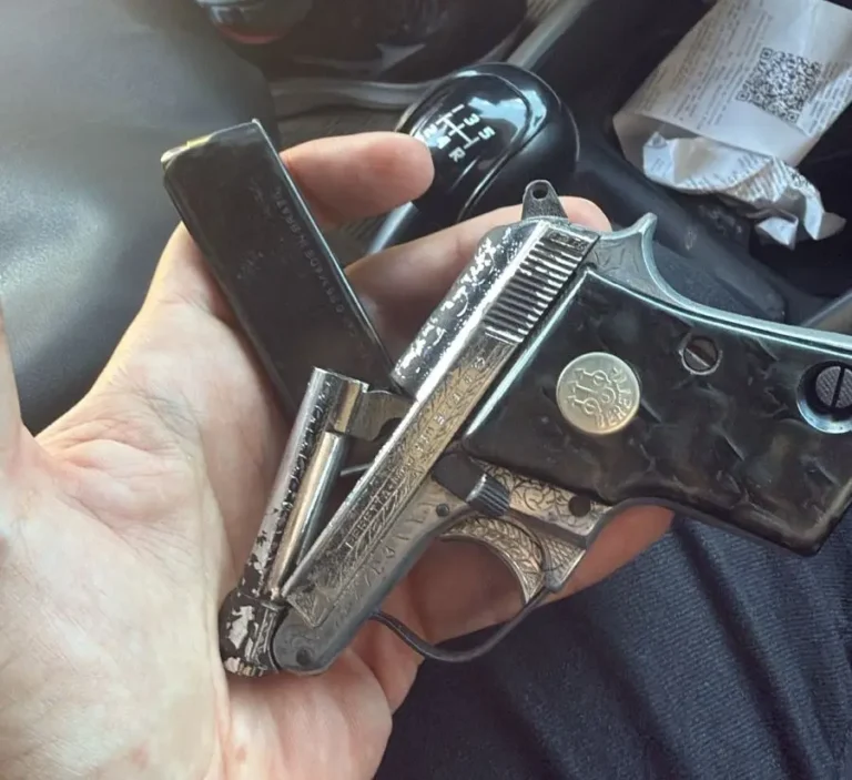 homem é achado morto em estrada e polícia prende dois suspeitos de assassinato