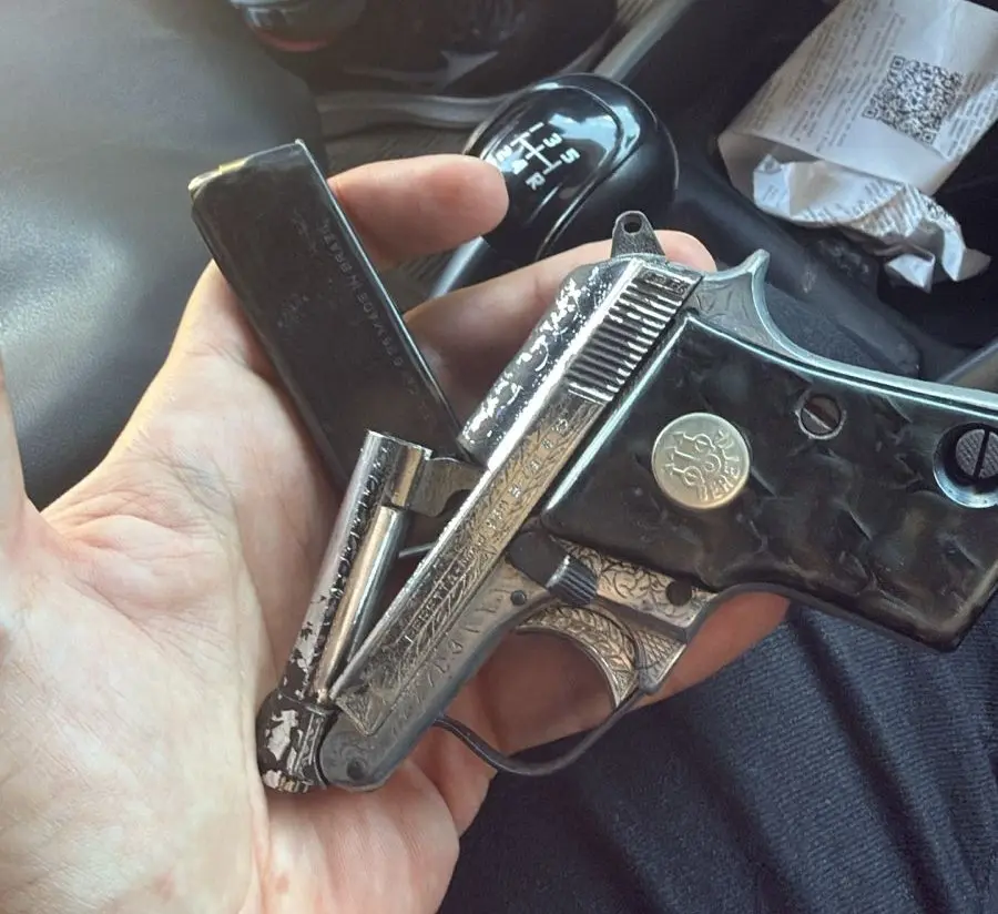 homem é achado morto em estrada e polícia prende dois suspeitos de assassinato