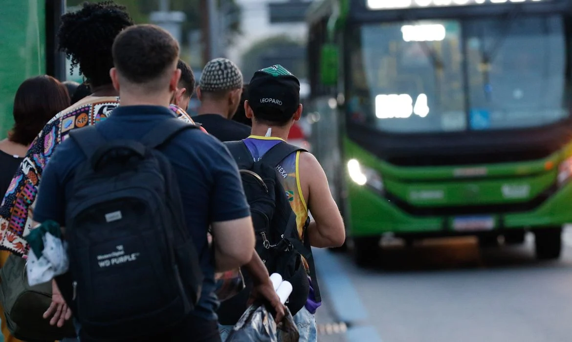 Ônibus no rio: passagem sobe para r$ 5 neste domingo, entenda o reajuste de 6%