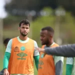 rafael thyere reforça chapecoense: zagueiro retorna ao clube após 7 anos e assina até 2026