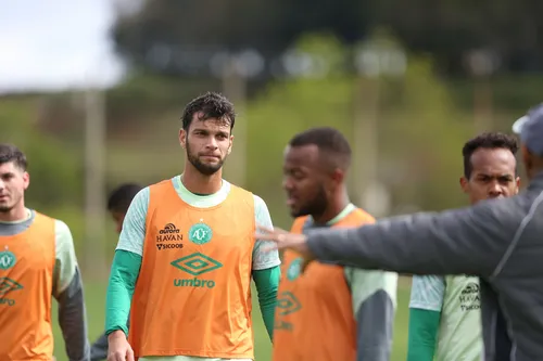 rafael thyere reforça chapecoense: zagueiro retorna ao clube após 7 anos e assina até 2026