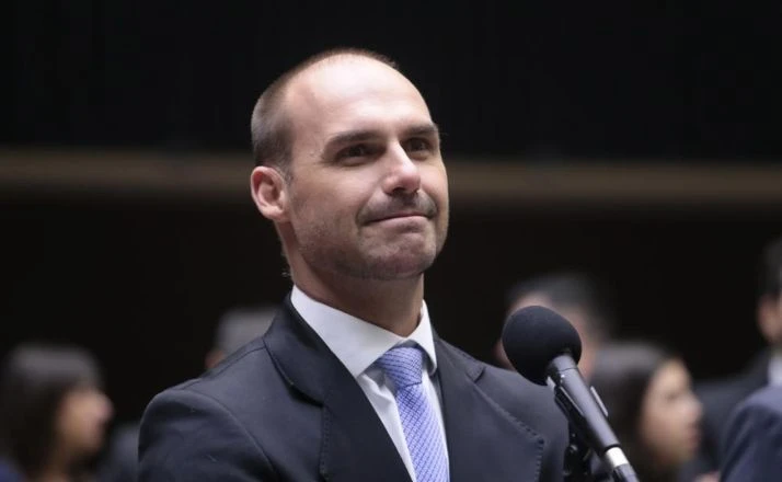 pf reintegra eduardo bolsonaro: ex deputado volta a ser escrivão após cassação
