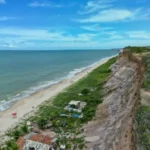 homem é encontrado morto na praia do sol, perícia aponta queda de barreira