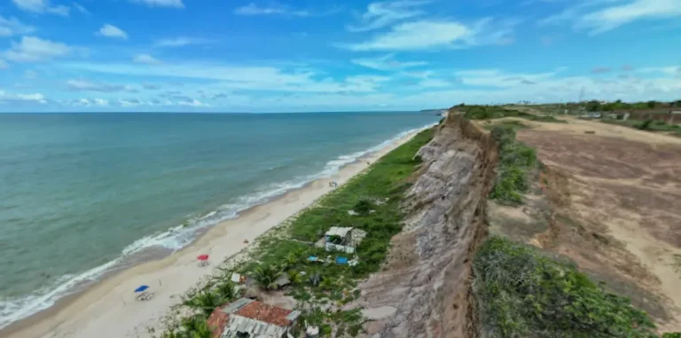 homem é encontrado morto na praia do sol, perícia aponta queda de barreira