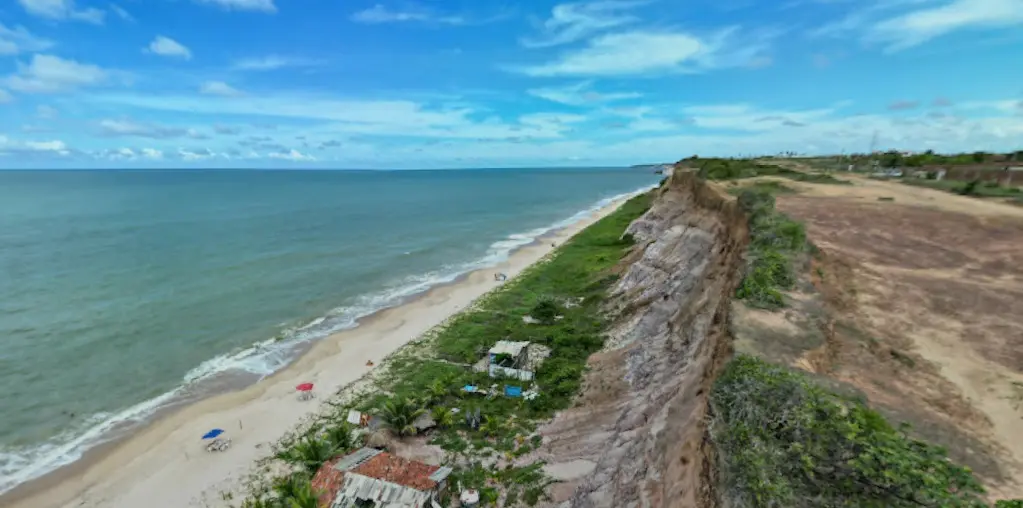 homem é encontrado morto na praia do sol, perícia aponta queda de barreira