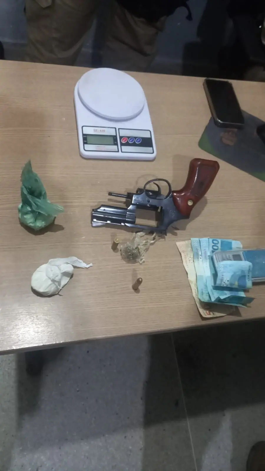 campina grande: homem é preso com arma e 65g de cocaína após denúncia de tiros