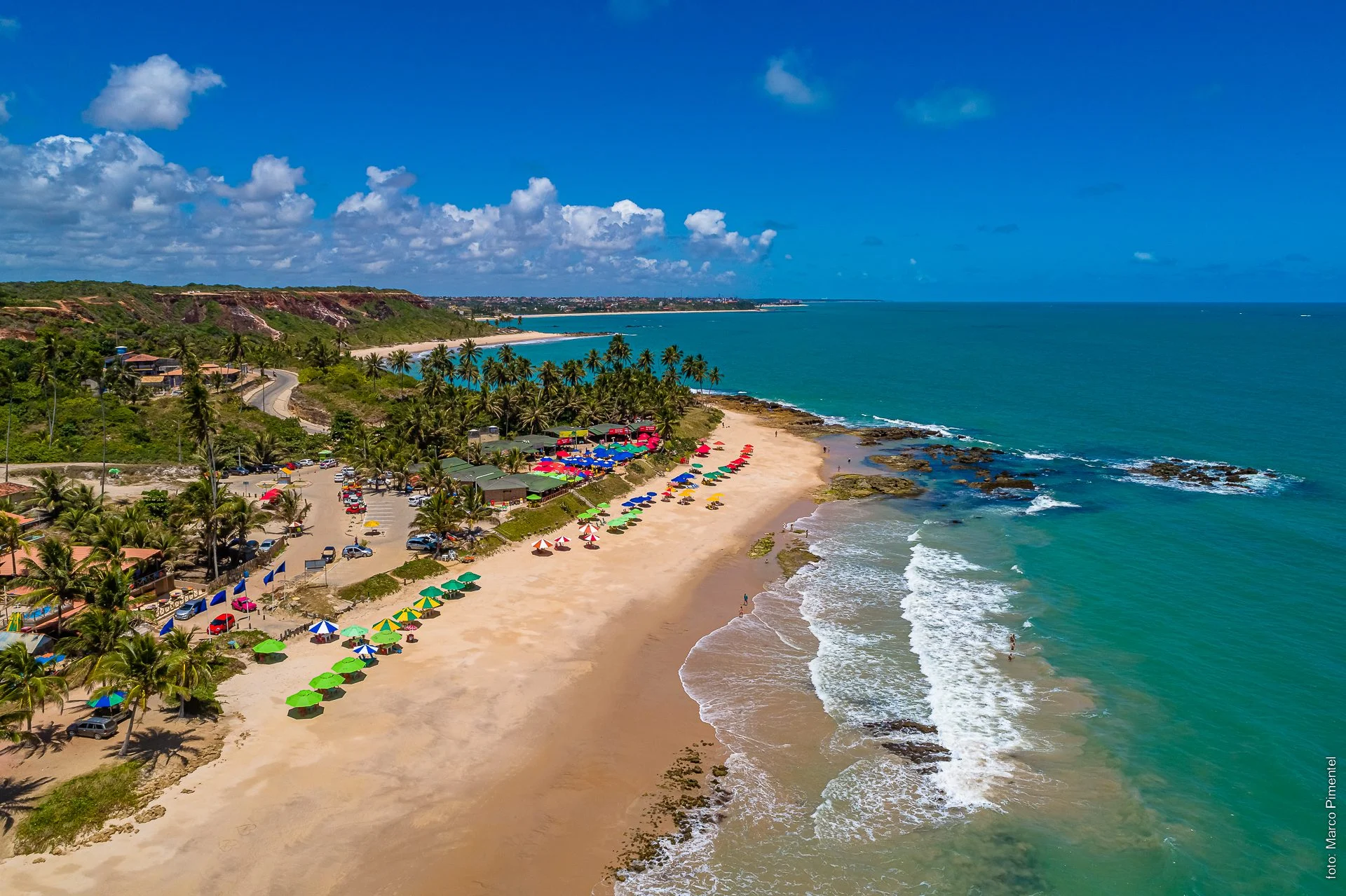 praia de coqueirinho (pb): descubra o paraíso colorido considerado um dos 10 mais do brasil!