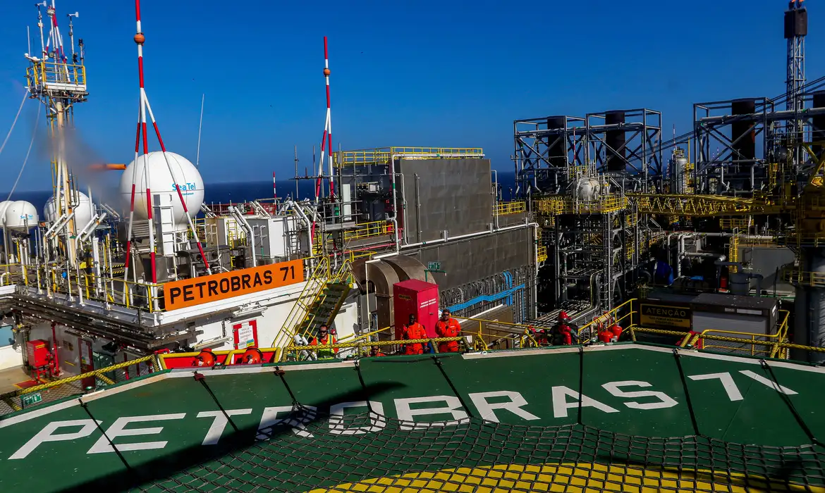 produção de petróleo e gás no brasil salta para 4,9 milhões de barris em novembro