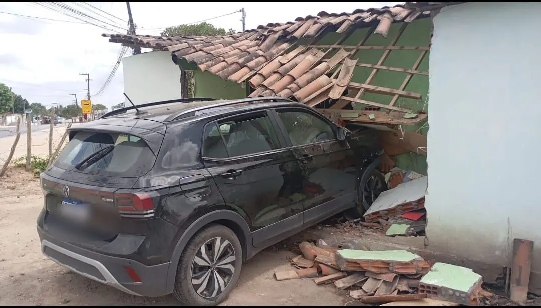 carro invade casa após acidente chocante entre são josé da mata e puxinanã, pb