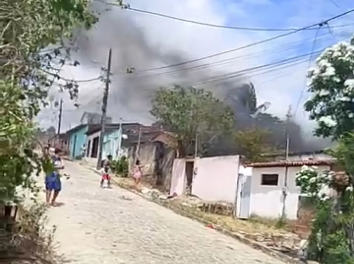 incêndio em campina grande: chamas destróem casa no jardim continental, vizinhos agem rápido