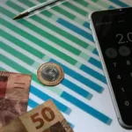 dólar despenca para r$ 5,36 com surpresa no emprego dos eua: juros em baixa nos eua impulsionam real