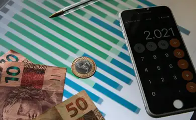 dólar despenca para r$ 5,36 com surpresa no emprego dos eua: juros em baixa nos eua impulsionam real