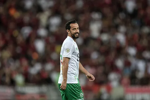 nenê, 44 anos, assina com botafogo pb para 2026 e promete 'maestro' em campo; veja carreira vitoriosa