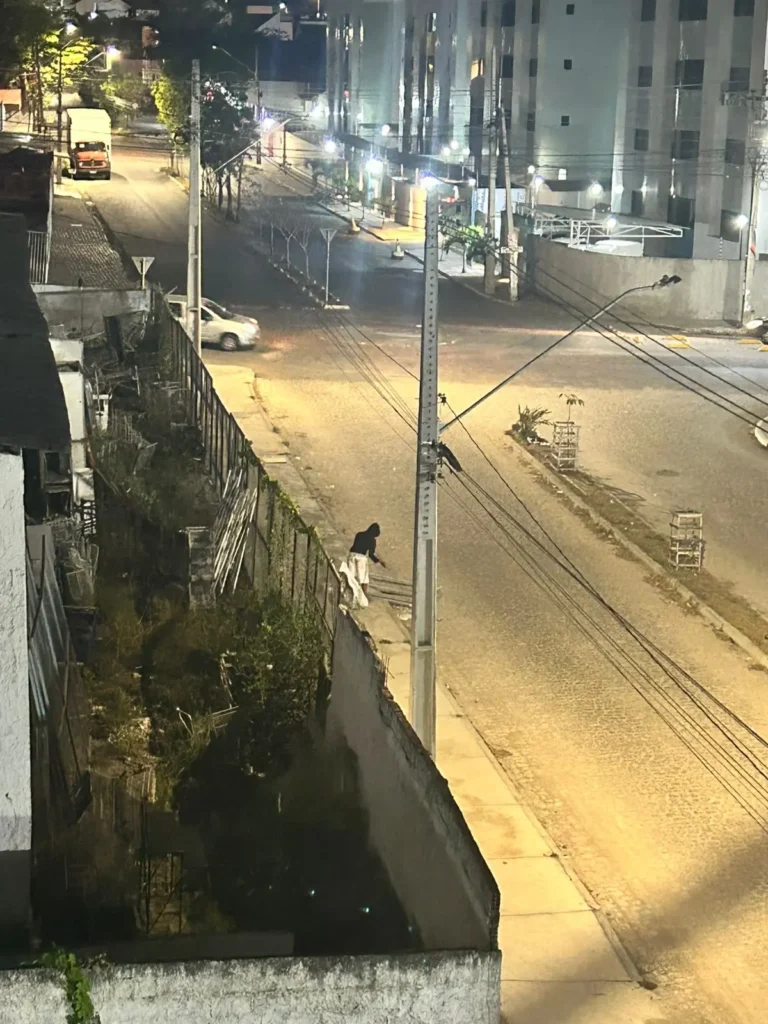 homem é pego roubando ar condicionado em escola de campina grande; alegou 'curiosidade'