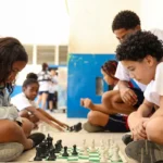 celular na escola: mec investiga impacto após 1 ano de restrições e alunos relatam melhora