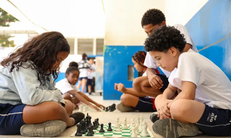 celular na escola: mec investiga impacto após 1 ano de restrições e alunos relatam melhora