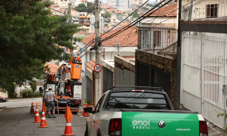 apagão em sp: enel revela 4,4 milhões de clientes afetados; lula investiga falhas