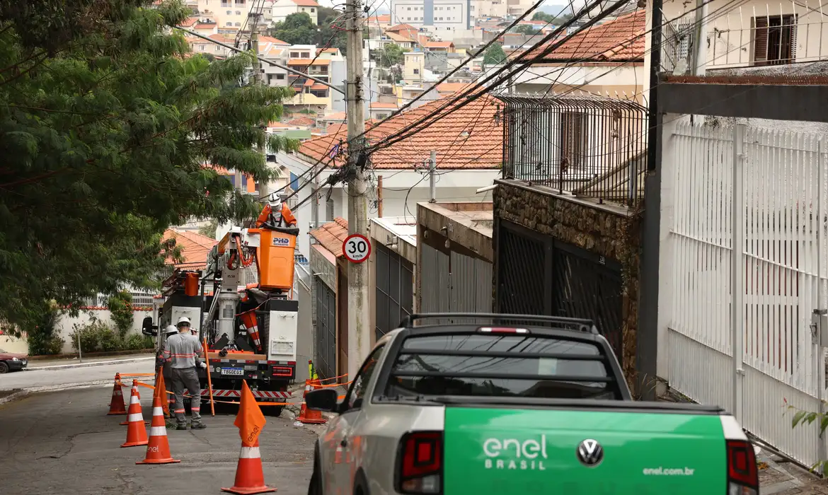 apagão em sp: enel revela 4,4 milhões de clientes afetados; lula investiga falhas