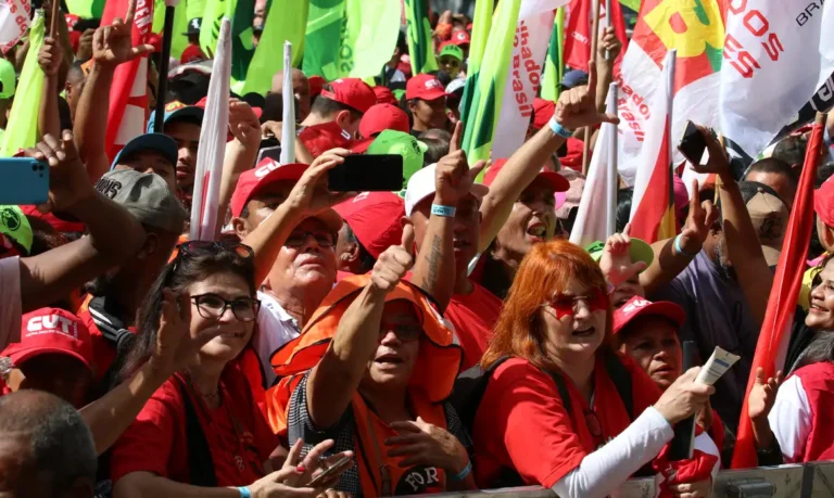salário mínimo 90 anos: sindicatos celebram e pedem reajustes reais maiores