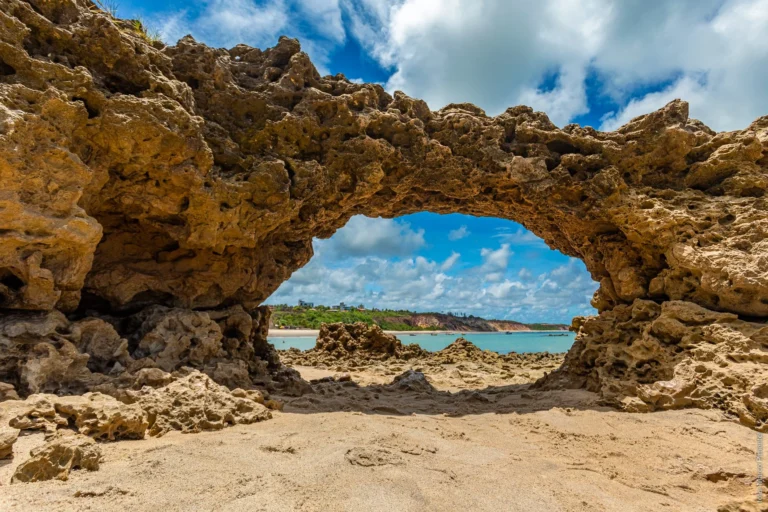 praia do amor na paraíba: o paraíso romântico da costa do conde revelado!