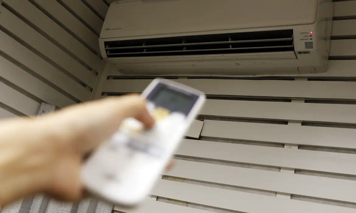 ar condicionado: 7 dicas de ouro para economizar na conta de luz e viver com conforto