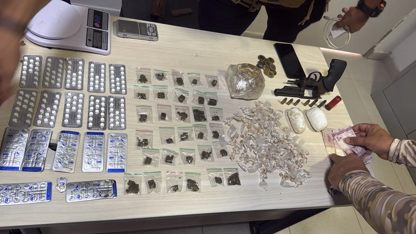 mulher e adolescente presas em joão pessoa por organização criminosa e tráfico de drogas