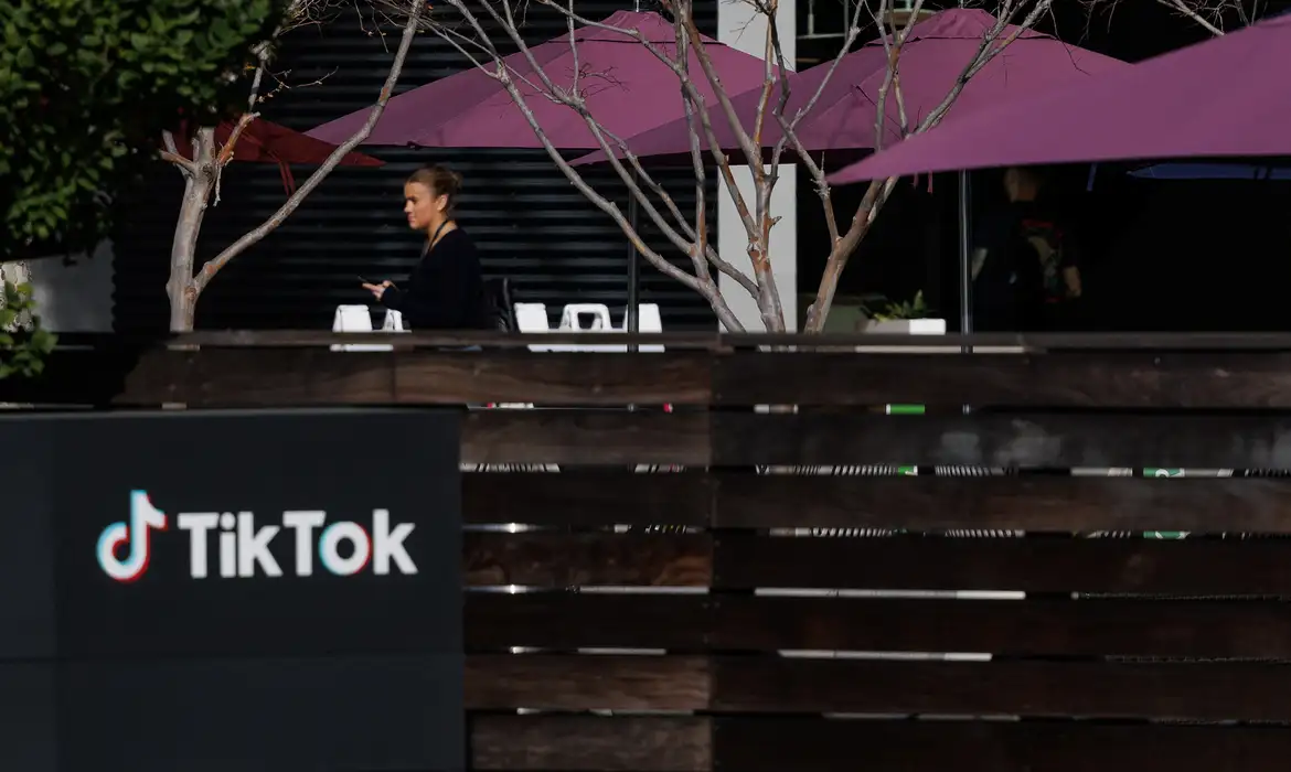 tiktok: oracle assume controle de dados nos eua em negócio de us$ 14 bi sob pressão