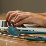 enamed: 30% dos cursos de medicina falham e especialistas pedem mais fiscalização