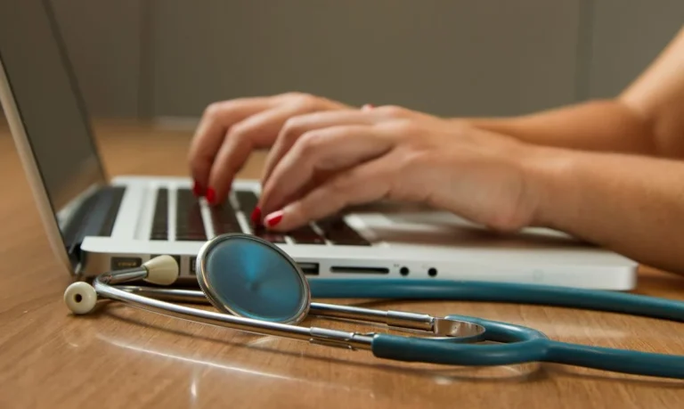 enamed: 30% dos cursos de medicina falham e especialistas pedem mais fiscalização