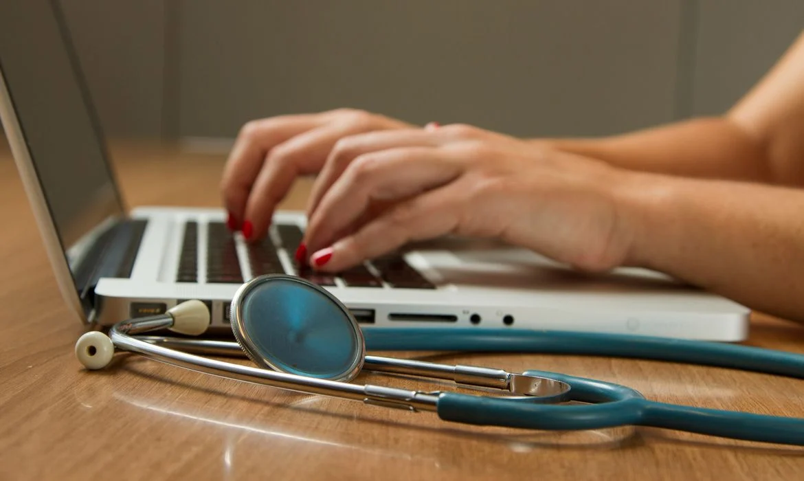 enamed: 30% dos cursos de medicina falham e especialistas pedem mais fiscalização