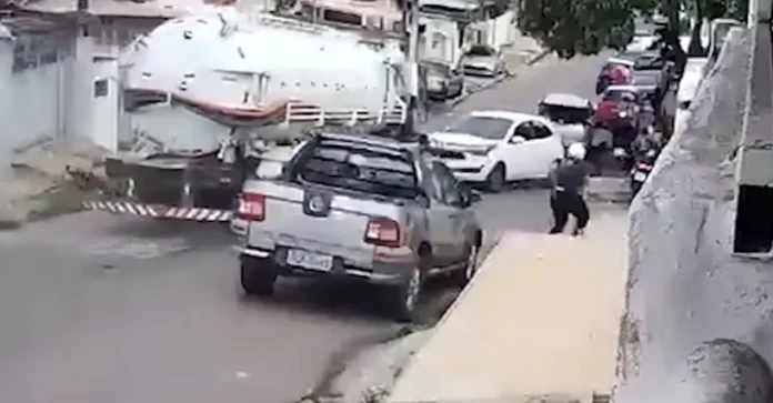 caminhão desgovernado em joão pessoa: ladeira, falta de freios e pânico em acidente com 5 veículos; motociclista escapa por pouco!