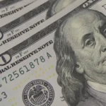 dólar em queda livre: moeda americana atinge menor valor em 20 meses no brasil