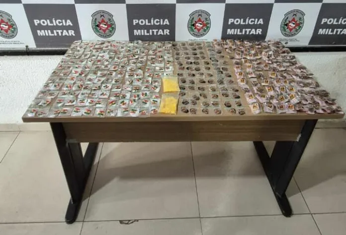 operação policial em joão pessoa: mais de 300 porções de drogas, incluindo ecstasy, são apreendidas em comunidade e suspeito de tráfico é procurado