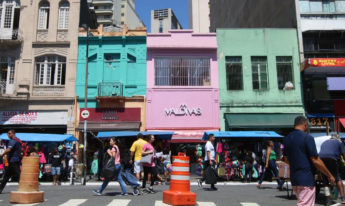 consumo das famílias impulsiona emprego e derruba desemprego a menor nível desde 2012