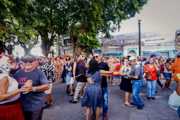 quarteto de trombones da paraíba agita o sabadinho bom com clima de carnaval no centro histórico de joão pessoa