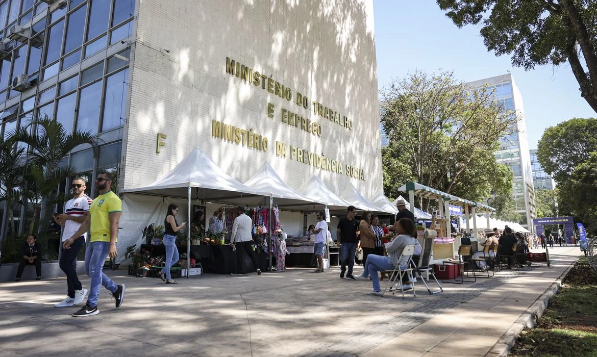 fgts: governo libera r$ 4,6 bilhões para saque aniversário; veja quem tem direito