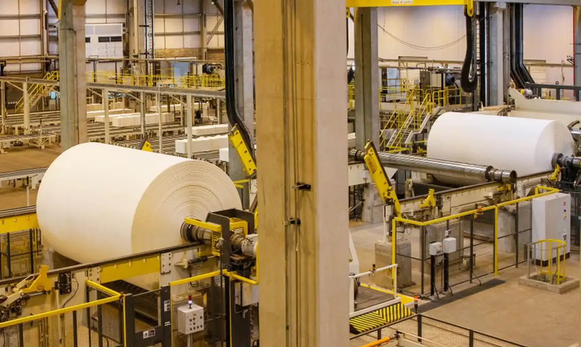 cni alerta: juros altos e pouca demanda freiam indústria em 2025