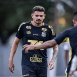 tiquinho soares ignora propostas e reafirma permanência no santos até 2027, buscando retomar espaço no elenco