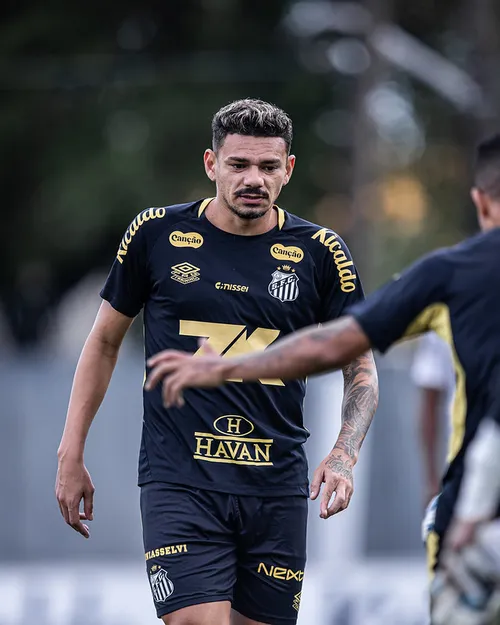 tiquinho soares ignora propostas e reafirma permanência no santos até 2027, buscando retomar espaço no elenco