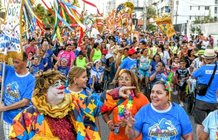 bloco portadores da folia: desfile inclusivo agita joão pessoa na terça de carnaval com banda e palhaço