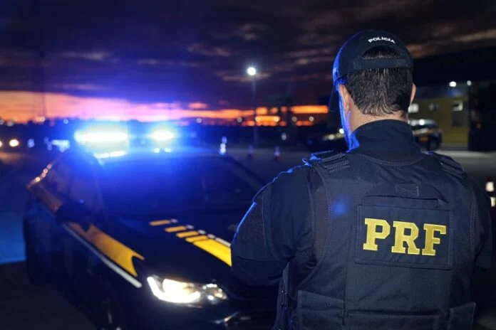 homem com mandado de prisão por roubo é capturado pela prf na br 230 em sobrado: pena de mais de 12 anos