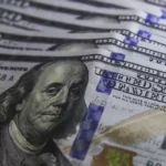 dólar em queda: moeda americana volta a flertar com r$ 5,20 e bolsa de valores reage