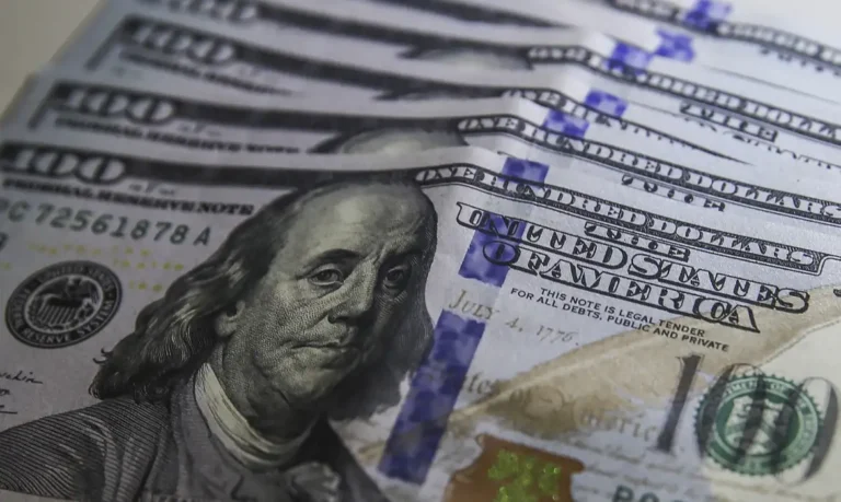 dólar em queda: moeda americana volta a flertar com r$ 5,20 e bolsa de valores reage
