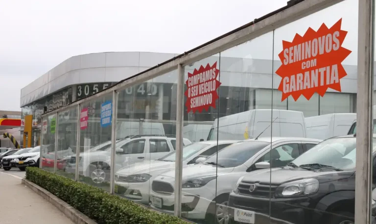 indústria automotiva em janeiro: produção e vendas caem, eletrificados em alta recorde