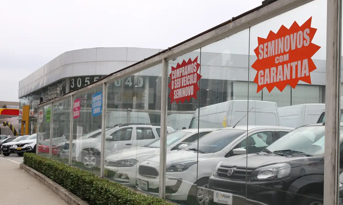 indústria automotiva em janeiro: produção e vendas caem, eletrificados em alta recorde