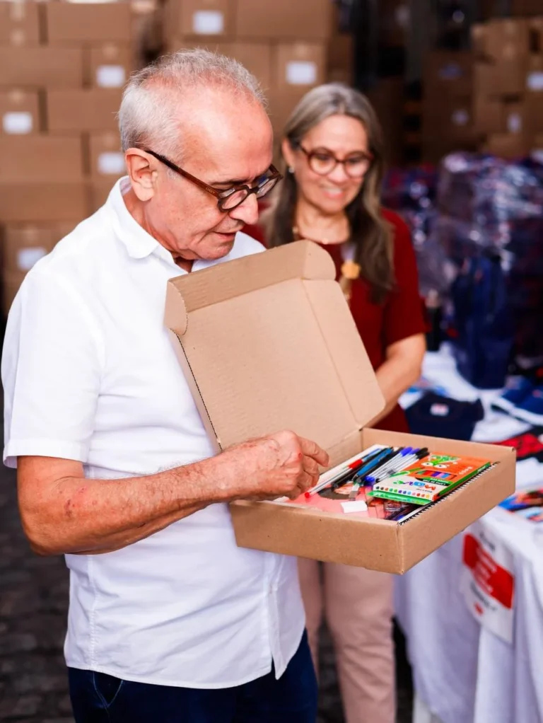 joão pessoa: 80 mil alunos recebem kits escolares e uniformes