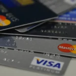 famílias com dívidas no brasil: 79,5% têm contas, mas inadimplência cai em 2026!