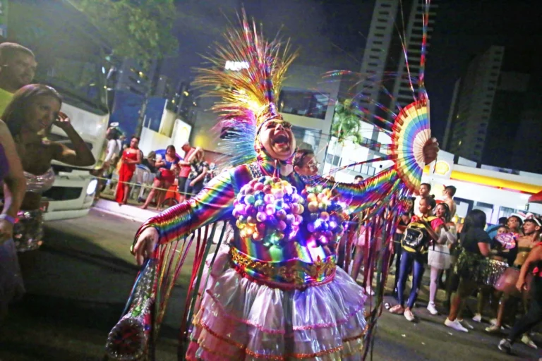 claudia leitte e michele andrade agitam o bloco virgens de tambaú em joão pessoa