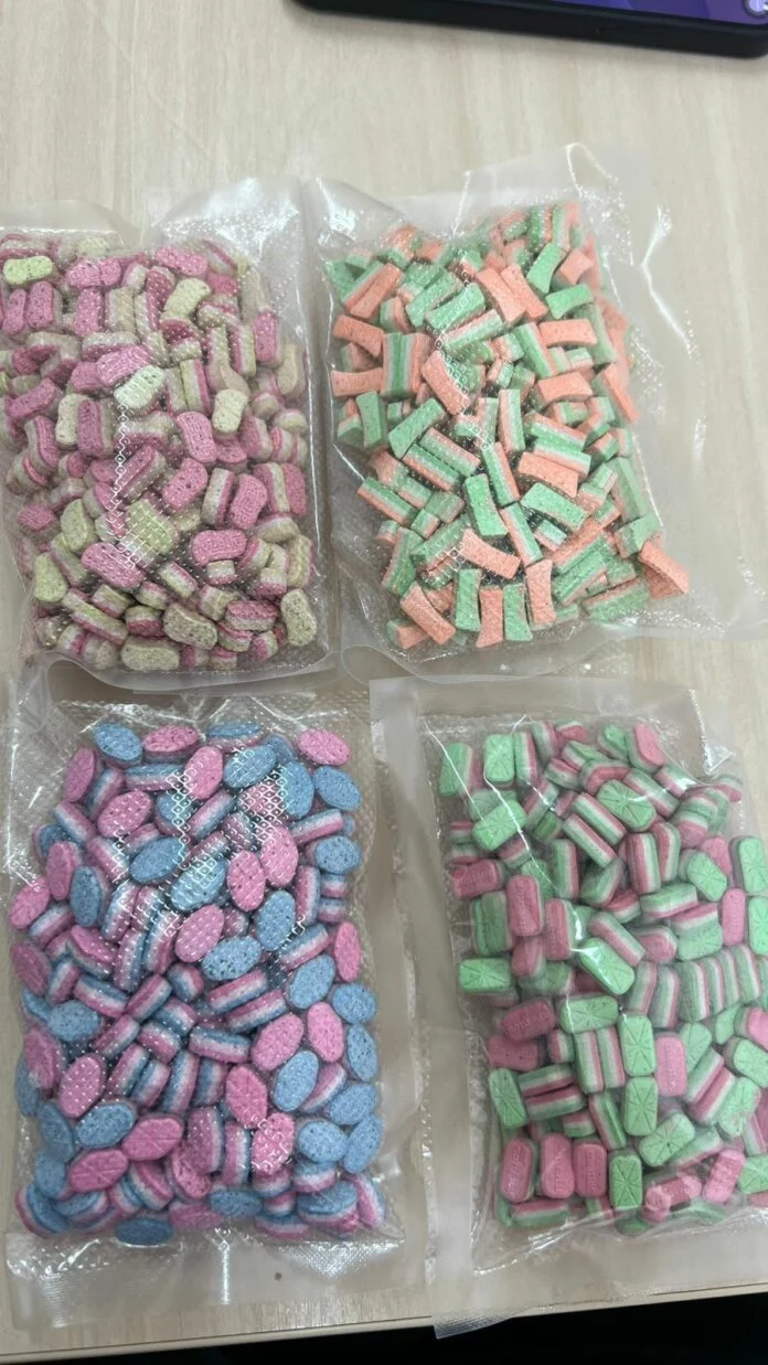 polícia federal desarticula esquema de drogas em campina grande com a prisão de mulher e apreensão de mil comprimidos de ecstasy